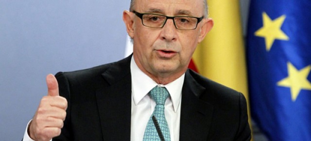 Los empresarios se reunirán con Montoro tras amagar con un plante