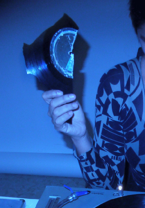 Aproximación abstracta al tocadiscos: María Chávez llega al Centro del Carmen