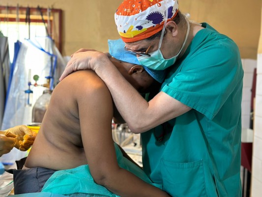 El doctor Antonio Barrasa de Vithas Valencia opera con éxito 50 hernias en Nigeria