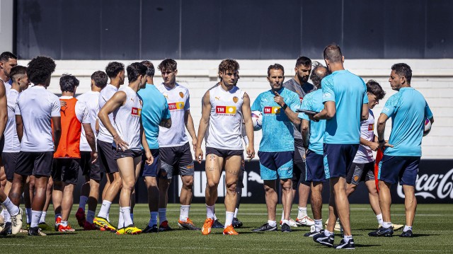 El Valencia vuelve a entrenar sin ninguna de sus primeras opciones en el lateral izquierdo
