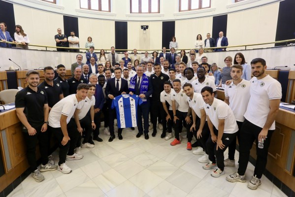 La Diputación de Alicante recibe a los jugadores del Hércules tras su ascenso a Primera Federación
