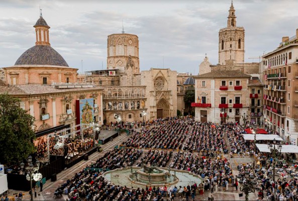La plaza de la Virgen acoge el tradicional concierto de la Ronda a la Mare de Déu
