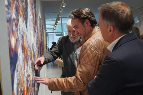 El artista burrianense Traver Calzada expone su obra en el centro municipal de cultura La Mercé