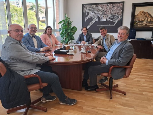 La Plataforma Nodo Levante Interior se reúne con el Puerto de Alicante por un Puerto Seco en Villena