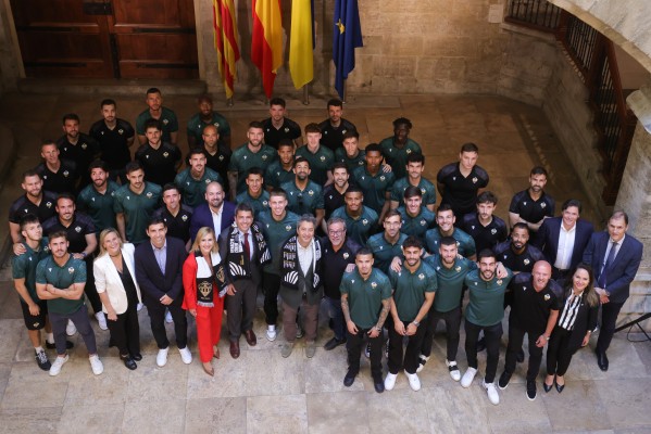 Mazón felicita al Castellón por el ascenso y ensalza su trabajo en equipo y la referencia que representa