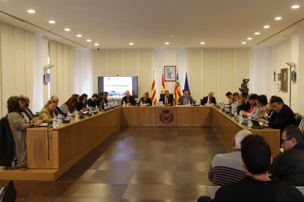 Benlloch busca la mayoría del pleno para pagar las inversiones y convenios más urgentes