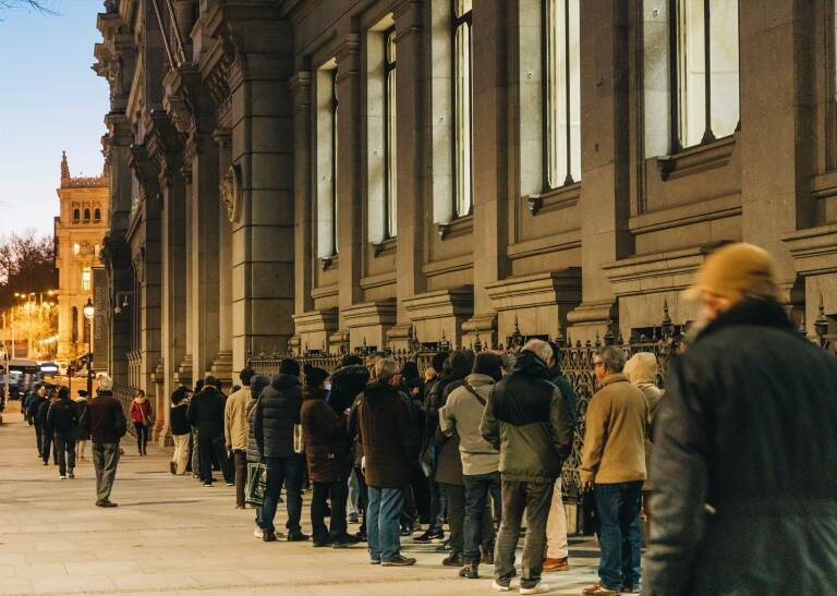 El Tesoro coloca 5.453 millones en la primera subasta de letras de mayo a tipos más bajos
