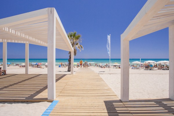 Alicante reedita las banderas azules en sus cinco playas: San Juan, entre las 7 distinguidas 38 años
