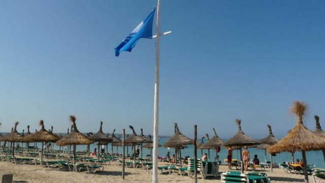 Castellón mantiene las 32 banderas azules: recupera el distintivo en Torrenostra y lo pierde en Les Marines
