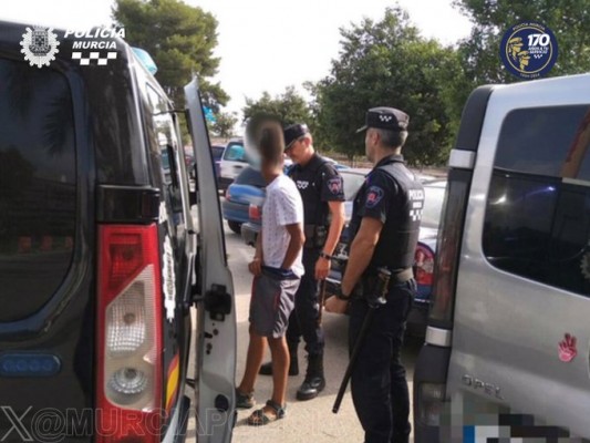 El 'bloqueo' a los gorrillas sigue en Murcia: 22 denuncias en un día y levantamiento vecinal