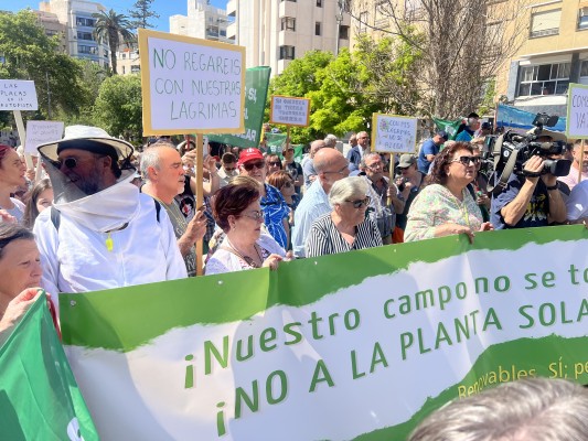 Más de 300 personas claman contra la macroplanta de 200 hectáreas de suelo agrícola en San Miguel