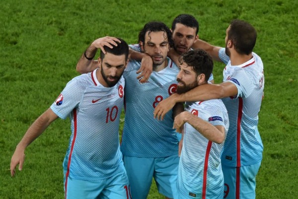 Turquía mantiene vivo el sueño de los octavos de final