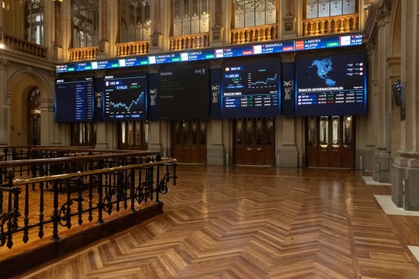 El Ibex 35 sube un 0,58% al cierre gracias al impulso de Indra y Grifols
