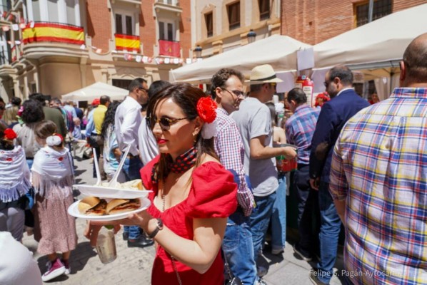 Los hosteleros piden que para los próximos años no se interrumpa la música durante la siesta en las Cruces de Mayo