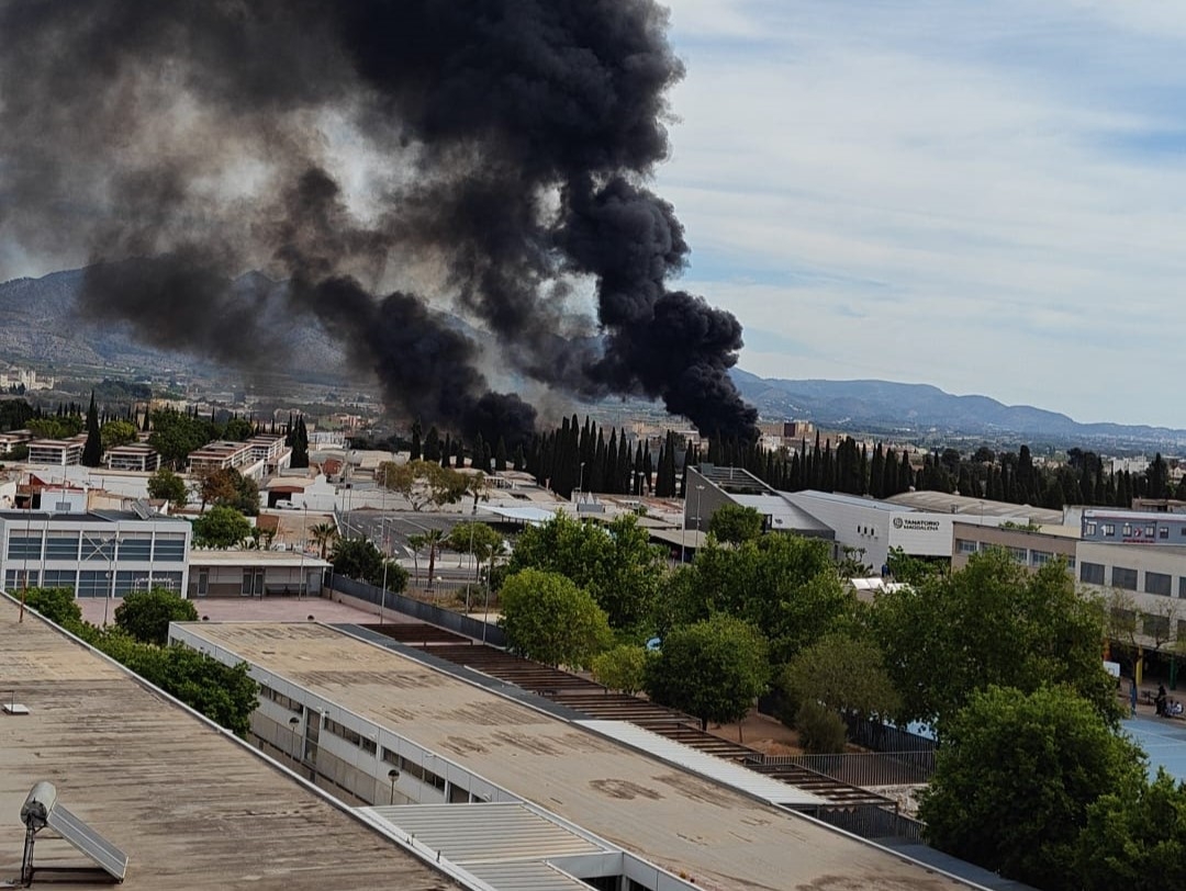 Controlado el incendio en un solar de Castelló que obligó a desalojar a ocho personas
