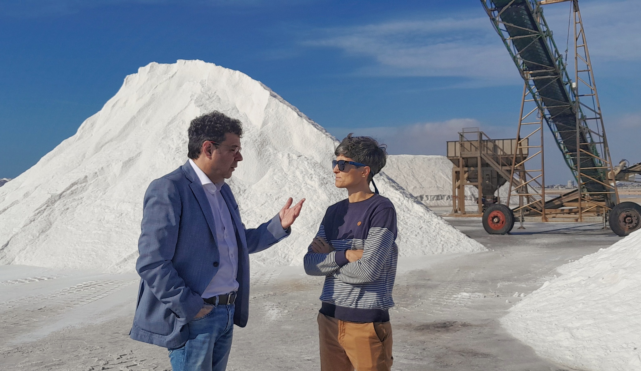 El director general del ICA, Manuel Cebrián, junto a Lluna Juvé, jefa de localizaciones de 'La sociedad de la nieve' en las instalaciones de Salinera Española   - 