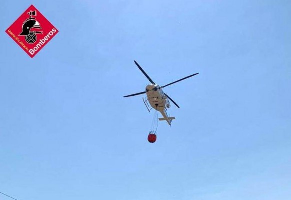 Un incendio declarado en Camí de la Morera de Xàbia obliga a confinar a los vecinos de la zona por prevención