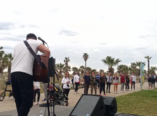 Castelló y Adepla 'dinamizan' la playa del Pinar con una jornada con música, magia y humor