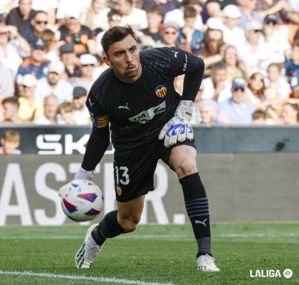 Rivero debuta en Liga con el brazalete de capitán por la lesión de Jaume Doménech
