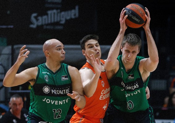 El Valencia, gris pero solvente, sella el 'playoff' ante un Joventut peleón