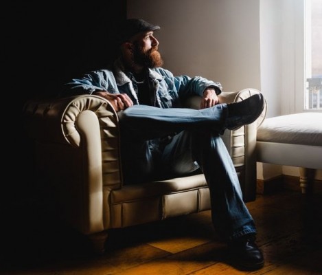 El cantautor Tader Olivares se reinventa con 'Confusión' y 'Canción vacía'