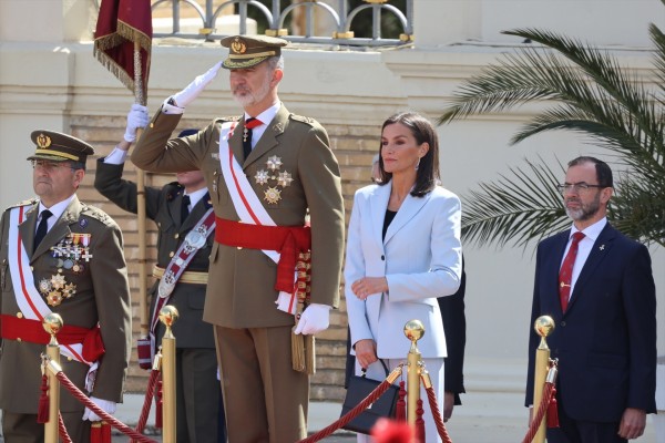 Felipe VI jura bandera 40 años después de su ingreso en la AGM con Leonor como testigo