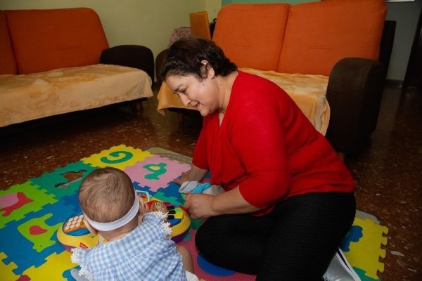 Save the Children avisa de que la tasa de pobreza de madres solas duplica a la de familias con dos padres