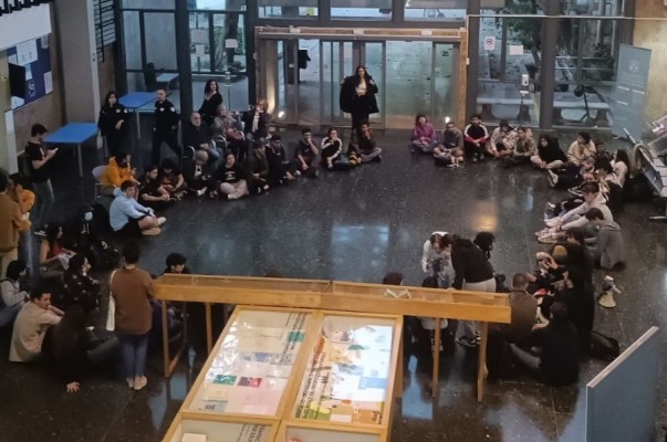 La acampada propalestina en València toma el interior de la Facultad de Filosofía de la UV