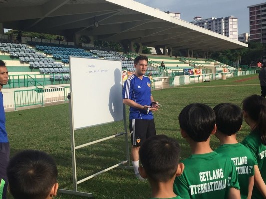 Alumnos de Singapur realizan un clínic de entrenamiento en la nueva Valencia CF Soccer School