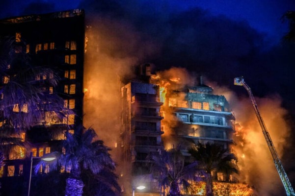 Una fuga de gas refrigerante de una nevera inició el fuego de Campanar, según la Policía
