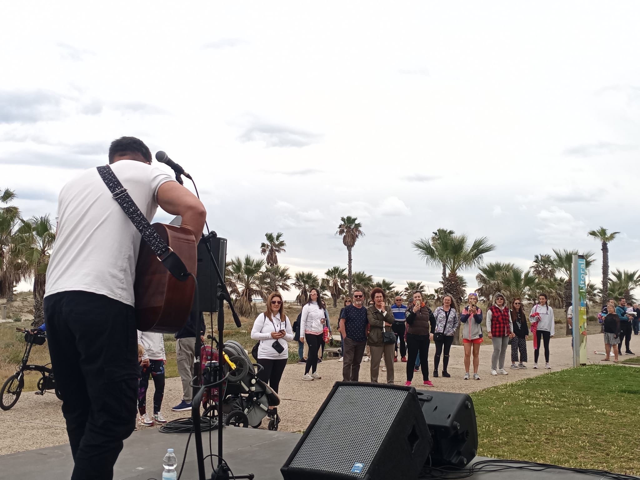El Patronato de Turismo organiza una jornada de música, magia y humor en la playa del Pinar