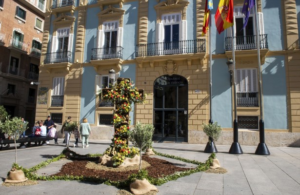 València se engalana con flores, plantas y juegos de agua y luz con un centenar de Cruces de Mayo