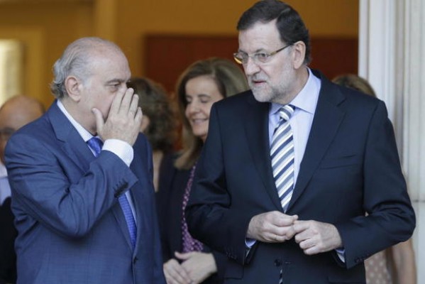 Rajoy dice que Fernández Díaz no dimitirá y achaca la filtración a la campaña electoral