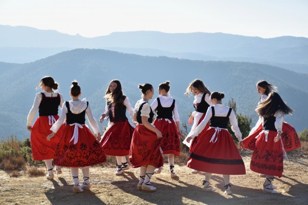 Bicorp baila al ritmo de la Jota Bicorina y recupera una tradición perdida