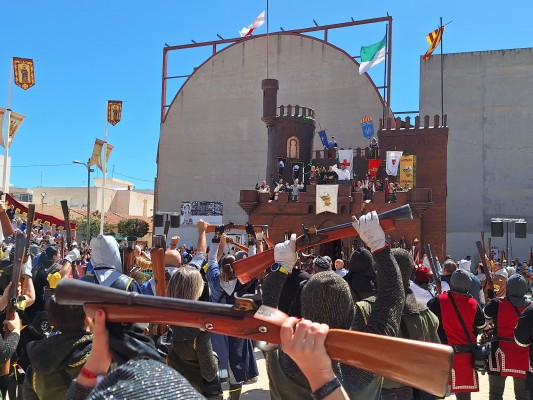 San Vicente asume la propiedad y el mantenimiento del castillo de Moros y Cristianos

