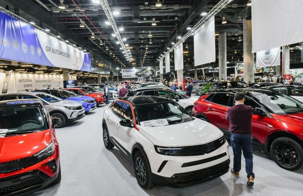 La venta de coches se dispara un 30% en la Región gracias al éxito de los híbridos y los gasolina
