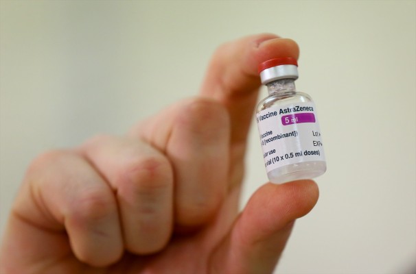 AstraZeneca admite que su vacuna contra la covid puede dar efectos secundarios en 