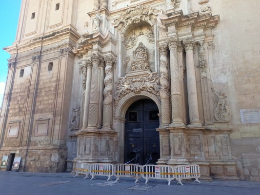 Ruz pide más proactividad al Obispado tras otra caída de cascotes en Santa María en Elche