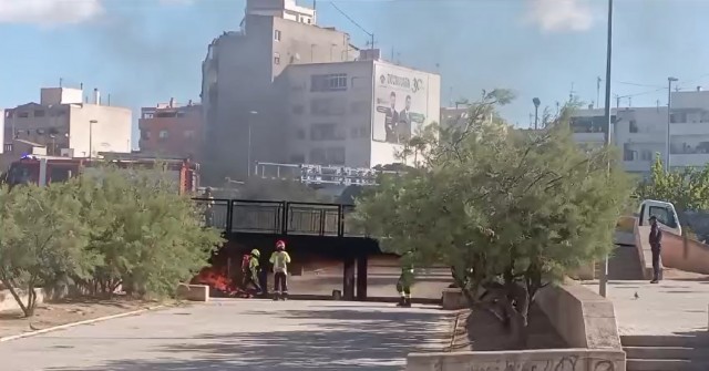 Un pequeño incendio obliga a cortar la Gran Vía de Alicante en sentido sur 