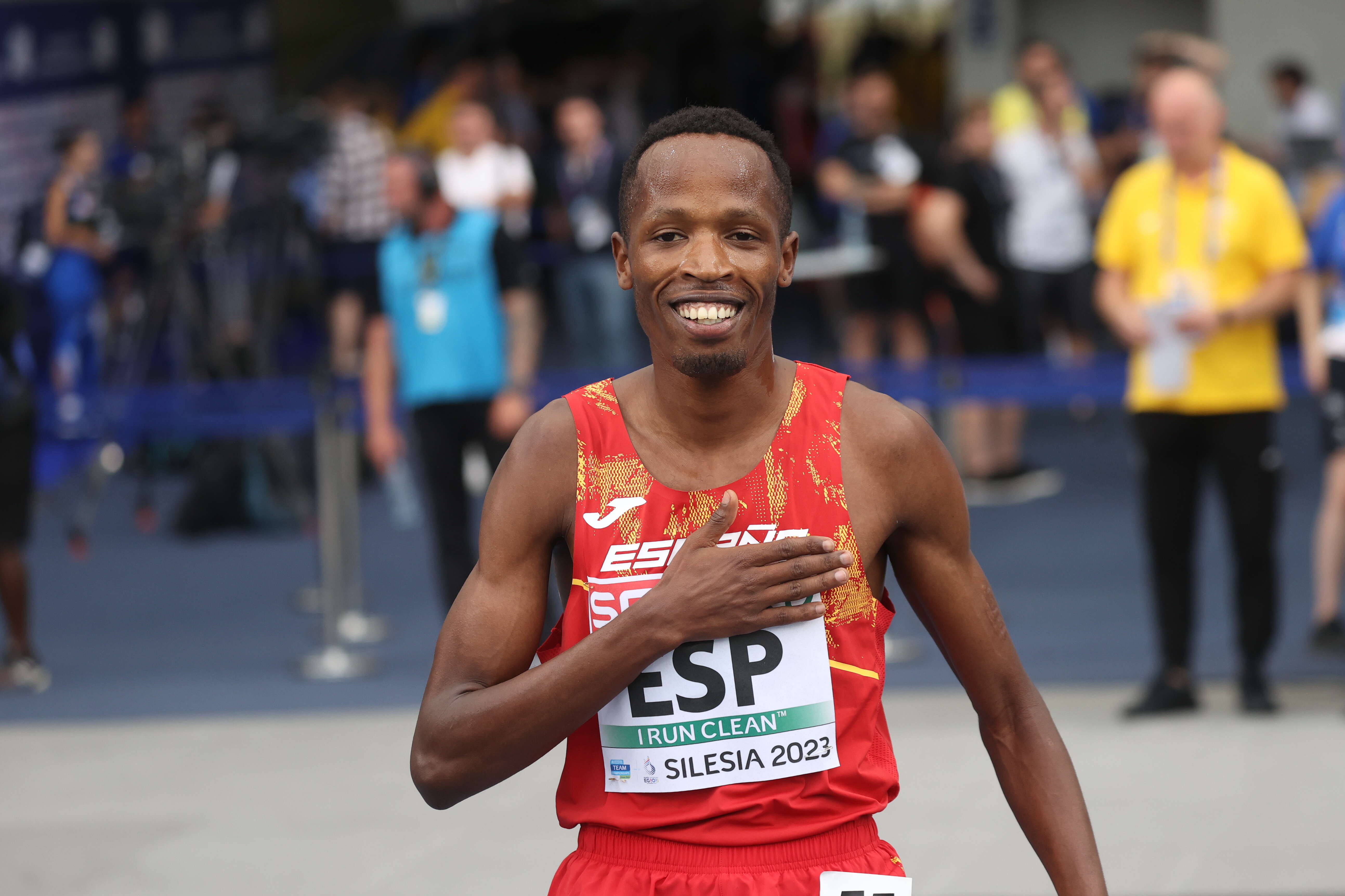 El Playas de Castellón denuncia comentarios racistas y xenófobos al atleta Ndikumwenayo
