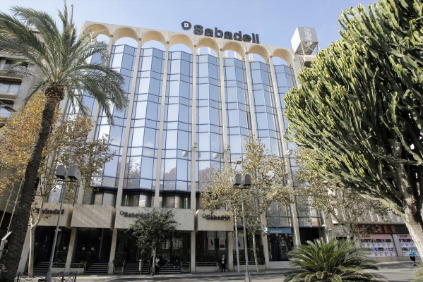 Alicante perderá la sede social del Sabadell si se consuma la fusión con el BBVA