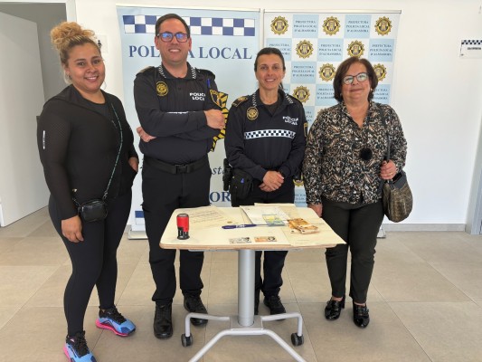 La Policía de Almassora entrega a dos vecinas 600 euros que se encontraron en la calle hace dos años 