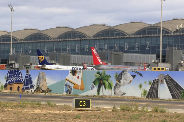 Primer 'street art' en una pista de aterrizaje de Aena para dar la bienvenida al pasajero