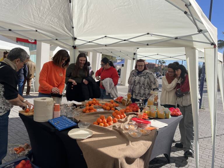 Los oleicultores de Castellón promocionan la gastronomía en el mercado mensual de la UJI
