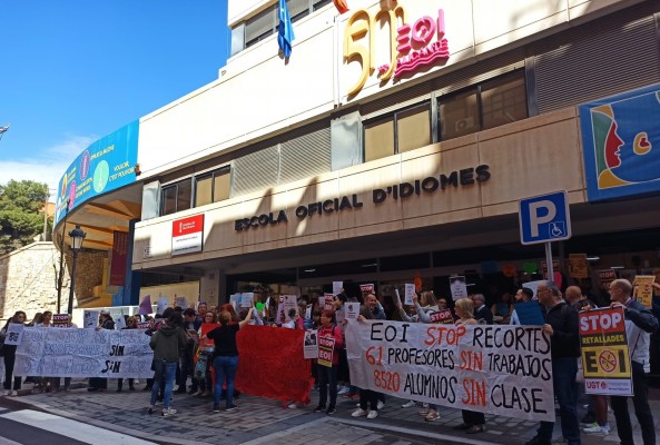 El profesorado de la EOI de Alicante se manifiesta frente a los 