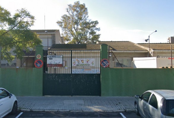 Desalojadas 120 personas de un colegio de València por el incendio de un foco en una clase
