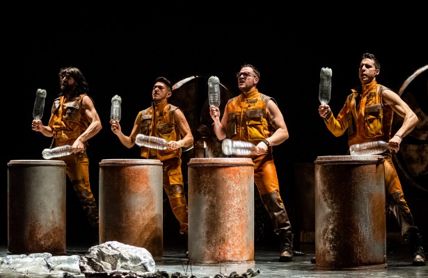'Trash!' lleva a Almassora un teatro enérgico para concienciar sobre el reciclaje a través de la música