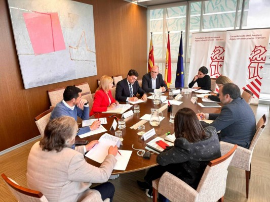 Alicante persiste en la vía judicial frente a los depósitos; Compromís pide implicar al Puerto 