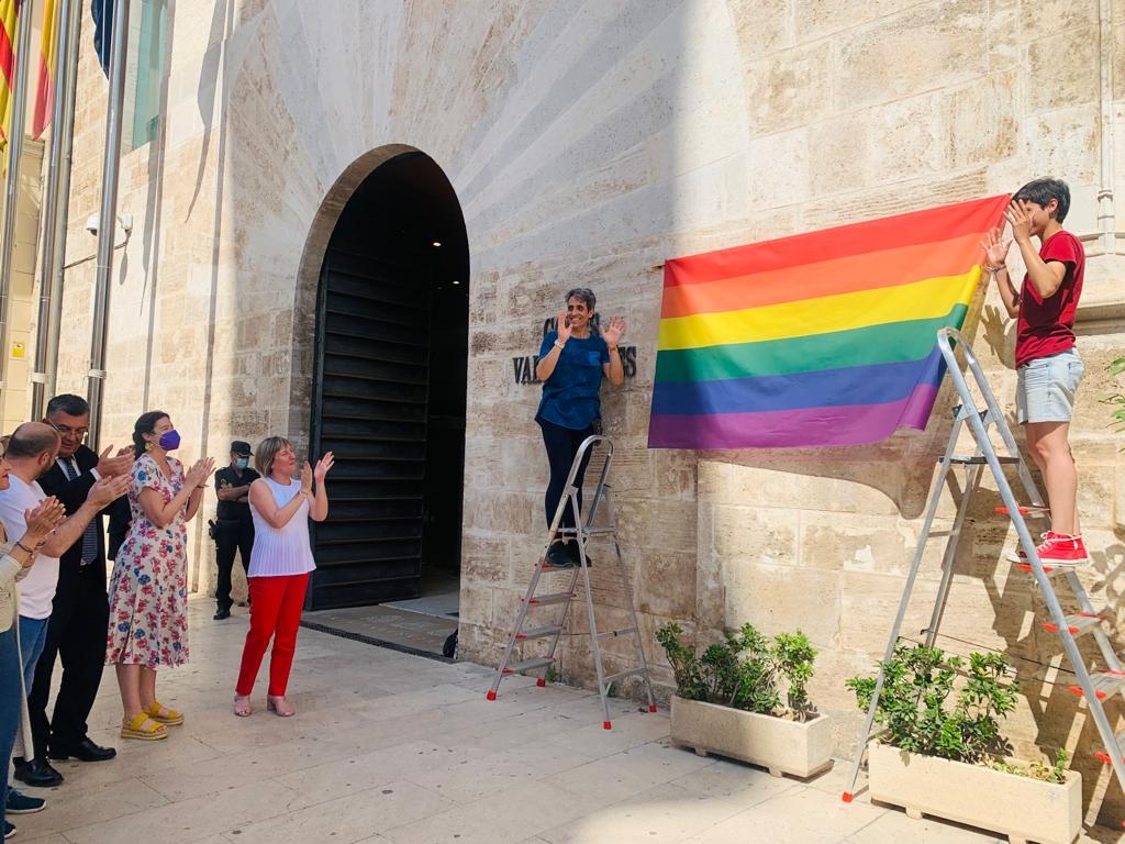 Acto de colocación de la bandera LGTBI la pasada legislatura con el presidente de Les Corts y los colectivos. Foto: VP - 