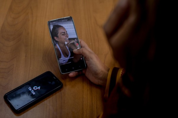 El Gobierno aprueba un decreto para 'influencers', que tendrán que etiquetar contenido por edad
